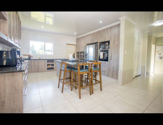 5 BEDROOM HOUSE FOR SALE IN NAHOON VALLEY